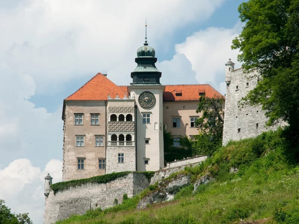 Pieskowa Skała Renaissance castle above the Prądnik valley gorge in Poland